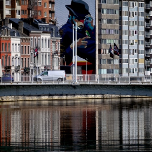 Batiments au bord de la Meuse à Liège avec streetart représentnat un homme à chapeau et reflets - Belgique  - collection de photos clin d'oeil, catégorie paysages